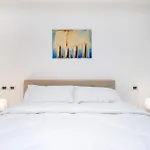 Guesthost - Cozy Steps From The Center Apartment