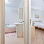 Guesthost - Cozy Steps From The Center Apartment *