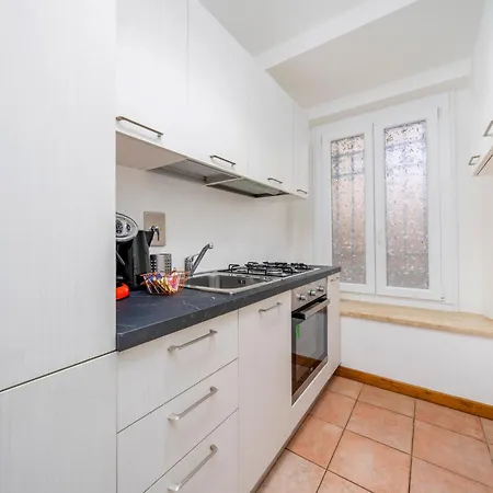 Guesthost - Cozy Steps From The Center Apartment