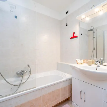 Guesthost - Cozy Steps From The Center Apartment Udine