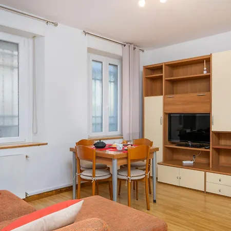 Guesthost - Cozy Steps From The Center Apartment *