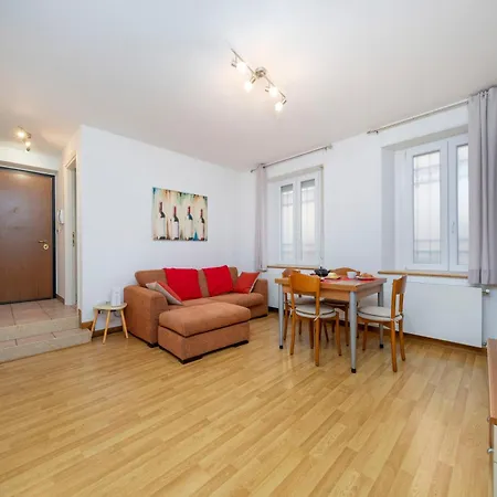 Apartment Guesthost - Cozy Steps From The Center *