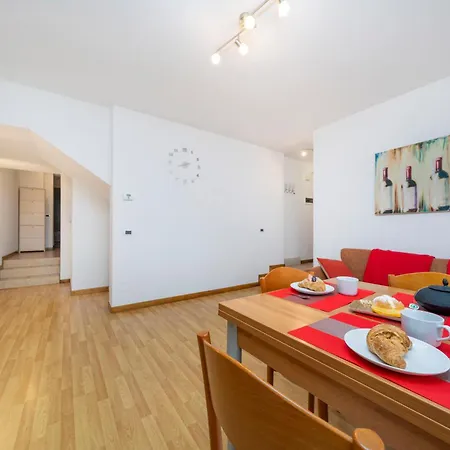 Guesthost - Cozy Steps From The Center Apartment