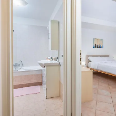 Guesthost - Cozy Steps From The Center Apartment *